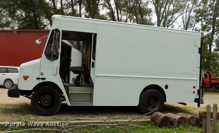 image for item DC4949 2004 Workhorse P42 delivery truck