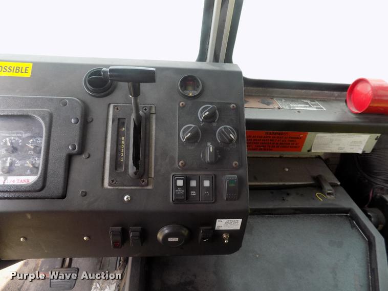 image for item DC4949 2004 Workhorse P42 delivery truck