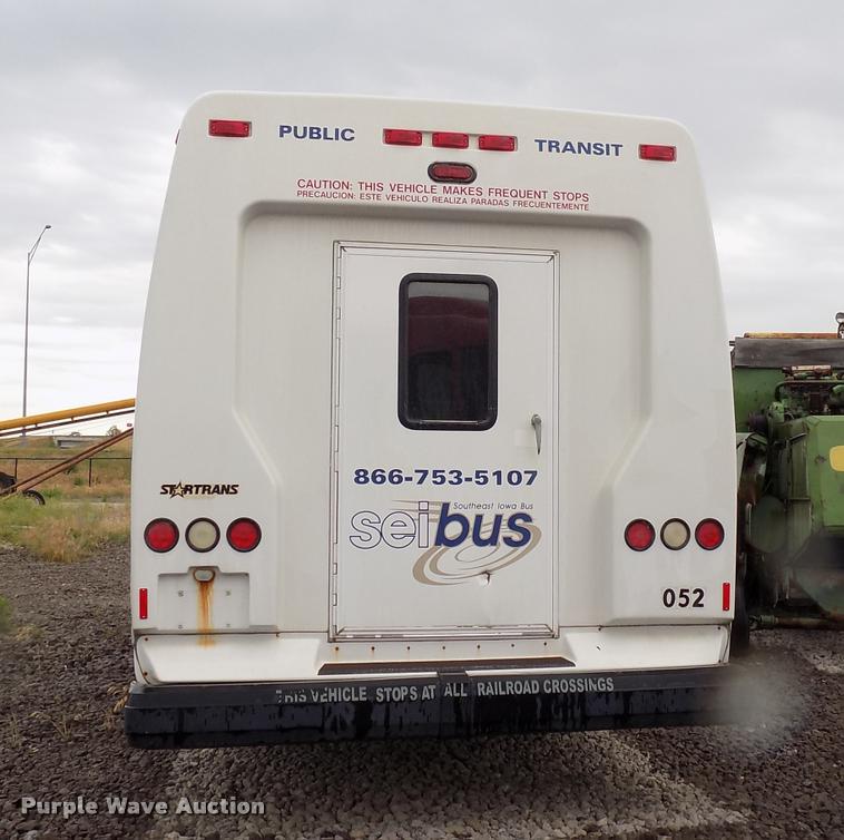 image for item DC4985 2005 Ford E450 Super Duty shuttle bus