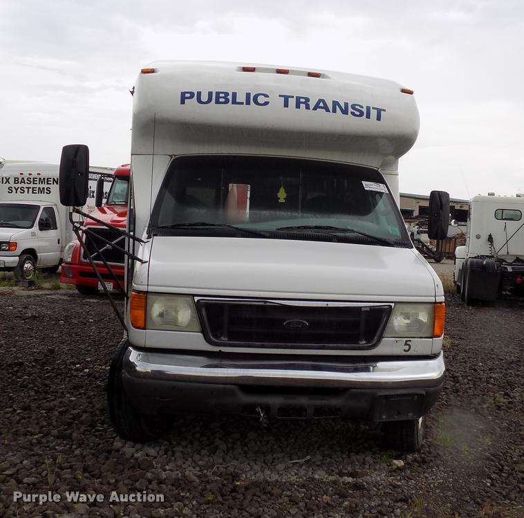 image for item DC4985 2005 Ford E450 Super Duty shuttle bus