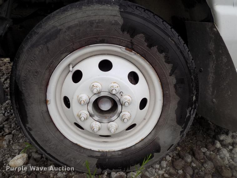 image for item DC4985 2005 Ford E450 Super Duty shuttle bus