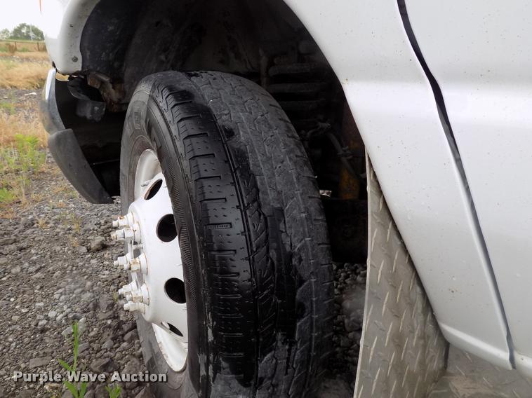 image for item DC4985 2005 Ford E450 Super Duty shuttle bus