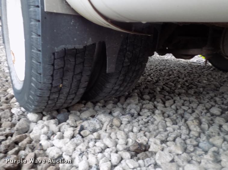 image for item DC4985 2005 Ford E450 Super Duty shuttle bus