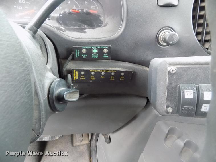 image for item DC4985 2005 Ford E450 Super Duty shuttle bus