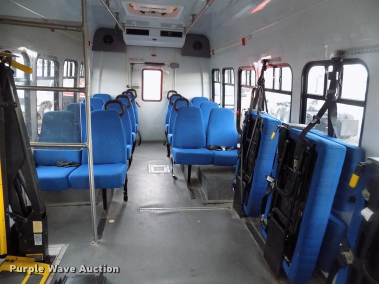 image for item DC4985 2005 Ford E450 Super Duty shuttle bus