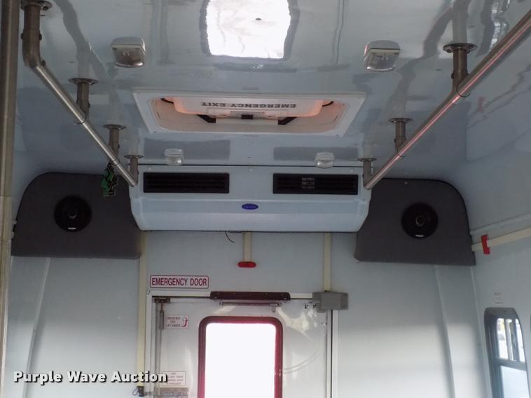 image for item DC4985 2005 Ford E450 Super Duty shuttle bus