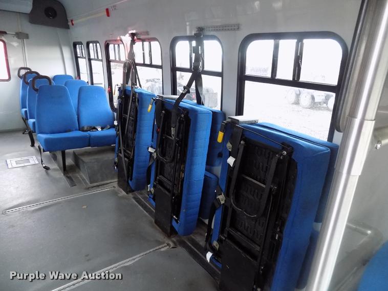 image for item DC4985 2005 Ford E450 Super Duty shuttle bus