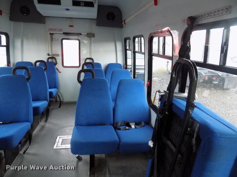 image for item DC4985 2005 Ford E450 Super Duty shuttle bus