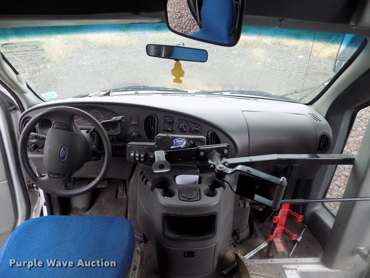 image for item DC4985 2005 Ford E450 Super Duty shuttle bus