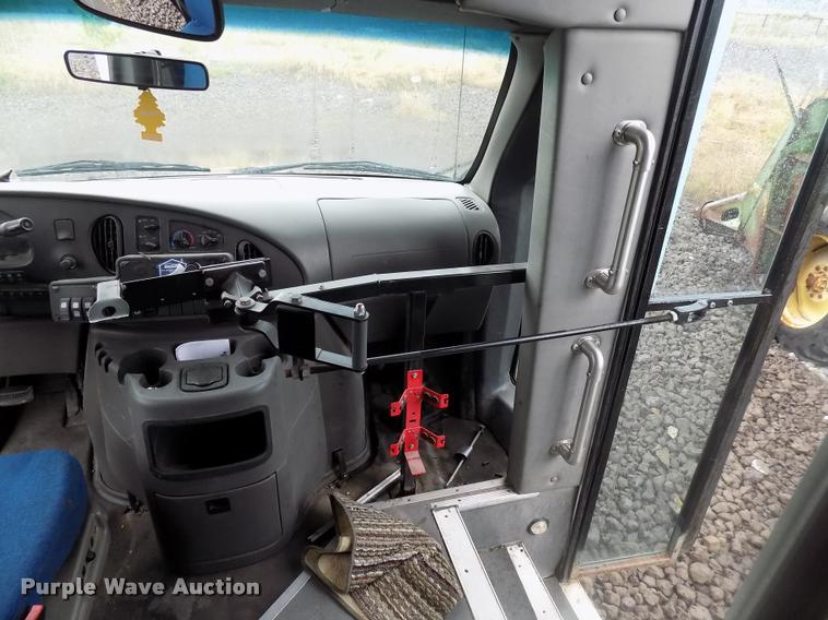 image for item DC4985 2005 Ford E450 Super Duty shuttle bus