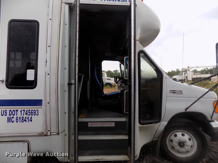 image for item DC4985 2005 Ford E450 Super Duty shuttle bus