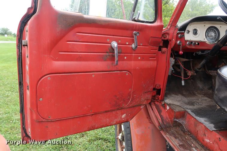 image for item DD1698 1967 Ford 600 truck