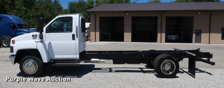 image for item DD2248 2004 Chevrolet 5500 cab and chassis