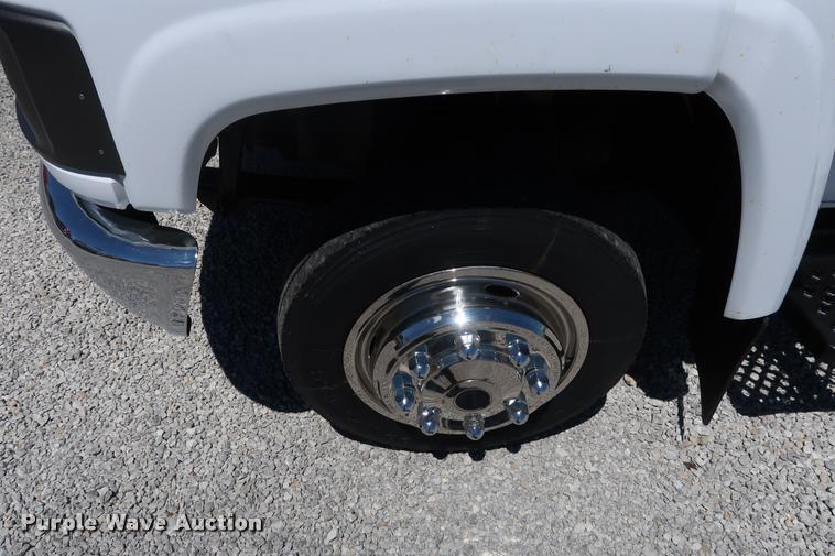 image for item DD2248 2004 Chevrolet 5500 cab and chassis