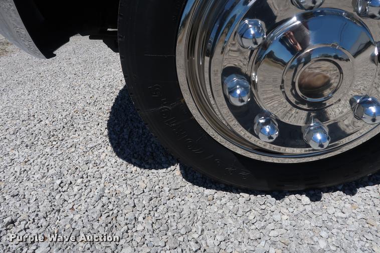 image for item DD2248 2004 Chevrolet 5500 cab and chassis