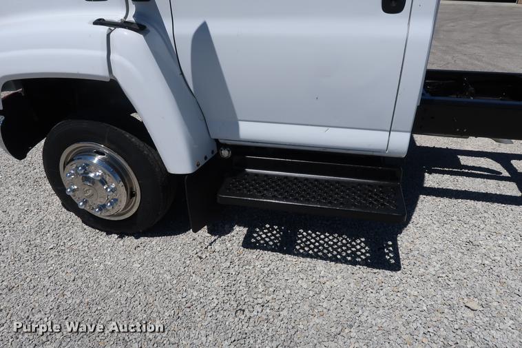 image for item DD2248 2004 Chevrolet 5500 cab and chassis
