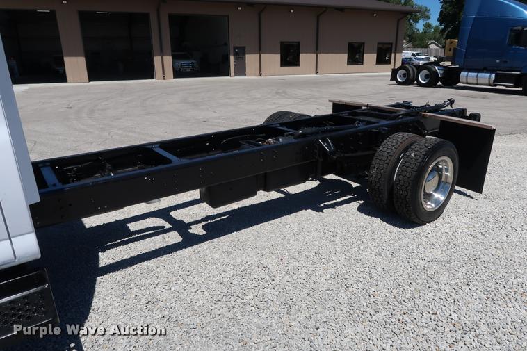 image for item DD2248 2004 Chevrolet 5500 cab and chassis