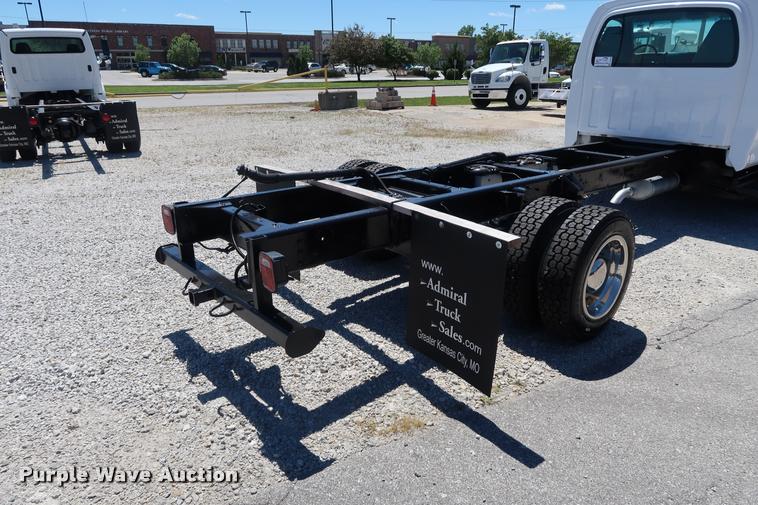 image for item DD2248 2004 Chevrolet 5500 cab and chassis