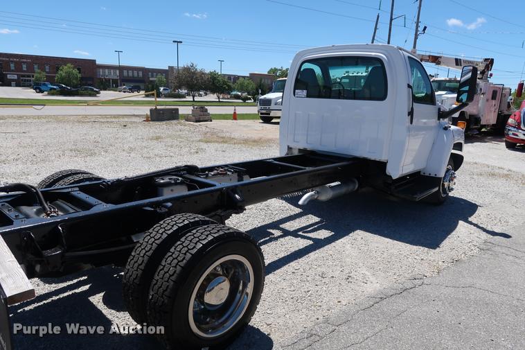 image for item DD2248 2004 Chevrolet 5500 cab and chassis