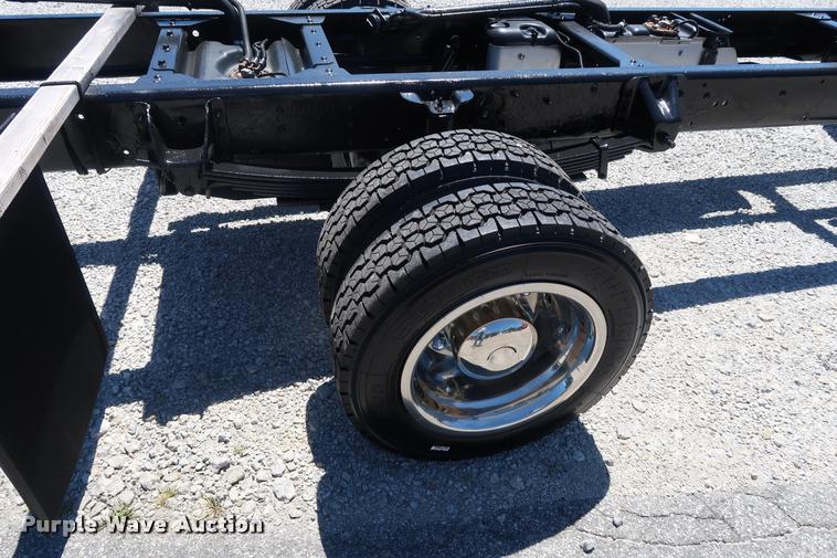 image for item DD2248 2004 Chevrolet 5500 cab and chassis