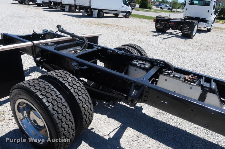 image for item DD2248 2004 Chevrolet 5500 cab and chassis