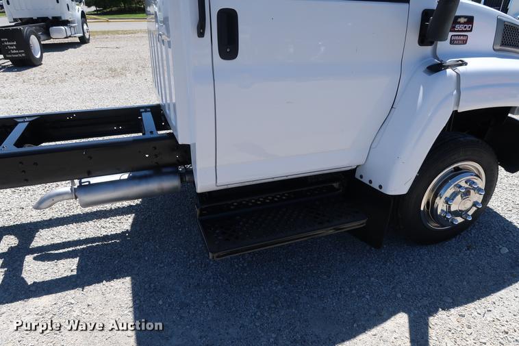 image for item DD2248 2004 Chevrolet 5500 cab and chassis