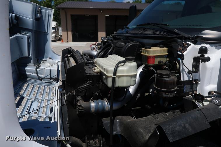 image for item DD2248 2004 Chevrolet 5500 cab and chassis