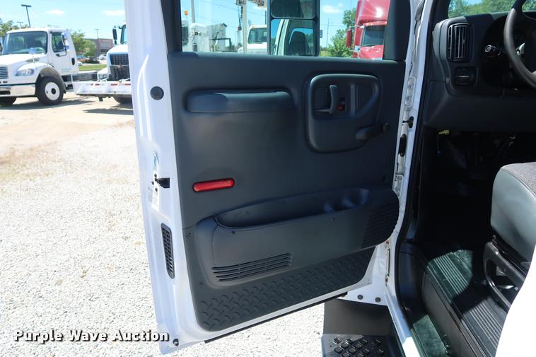 image for item DD2248 2004 Chevrolet 5500 cab and chassis