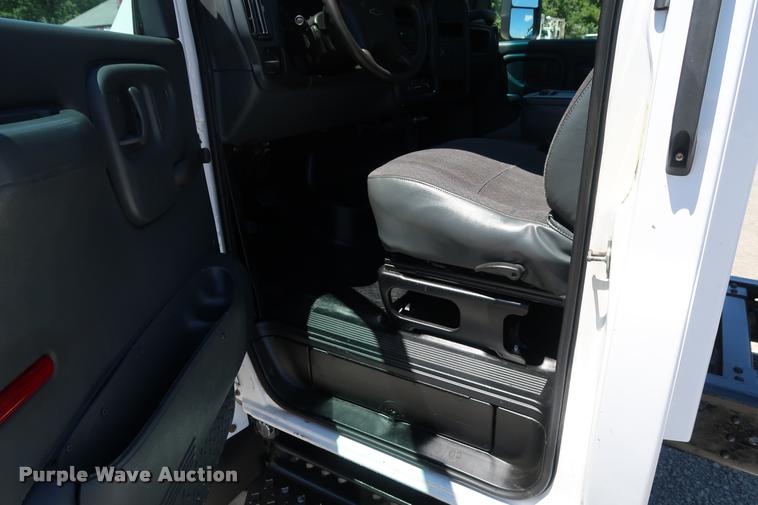 image for item DD2248 2004 Chevrolet 5500 cab and chassis