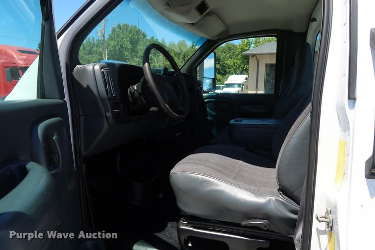 image for item DD2248 2004 Chevrolet 5500 cab and chassis