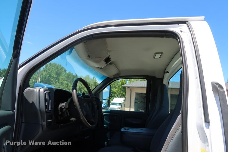 image for item DD2248 2004 Chevrolet 5500 cab and chassis