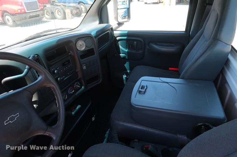 image for item DD2248 2004 Chevrolet 5500 cab and chassis