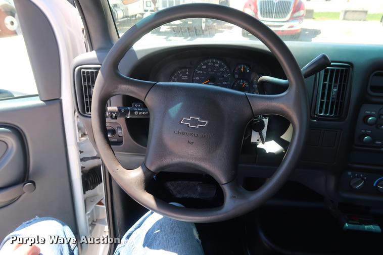 image for item DD2248 2004 Chevrolet 5500 cab and chassis