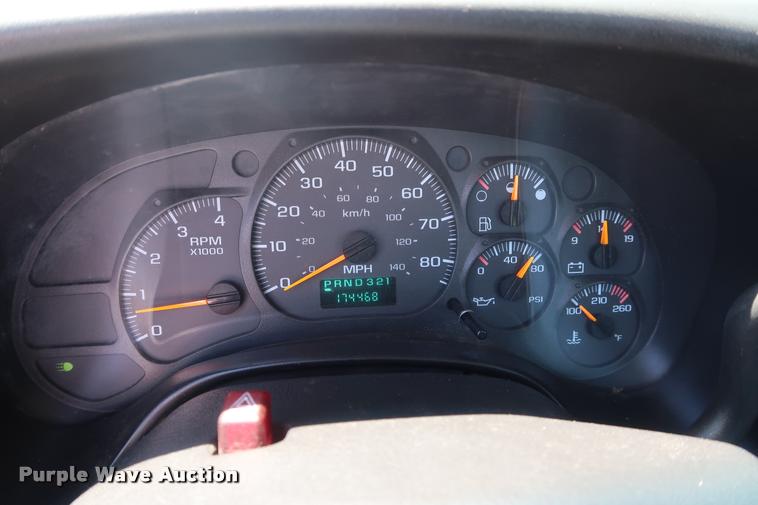 image for item DD2248 2004 Chevrolet 5500 cab and chassis