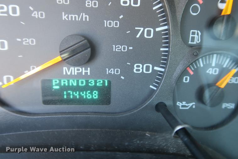 image for item DD2248 2004 Chevrolet 5500 cab and chassis