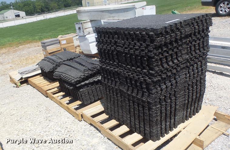 image for item DF9338 (4) pallets of flooring material