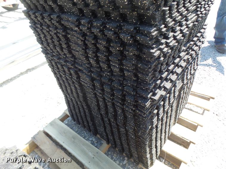 image for item DF9338 (4) pallets of flooring material