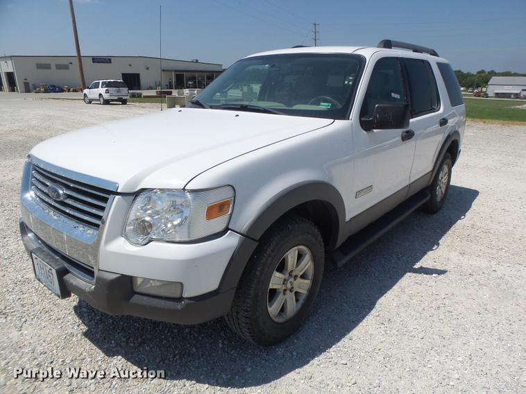 image for item DF9342 2006 Ford Explorer SUV