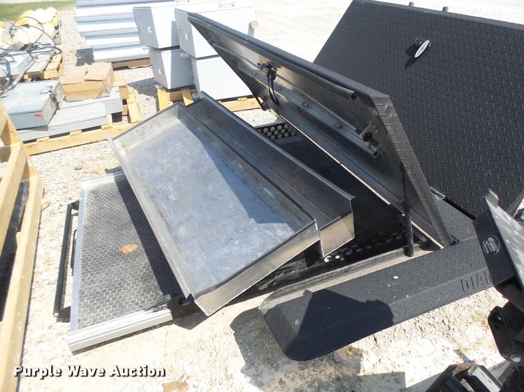 image for item DF9352 (3) tonneau covers