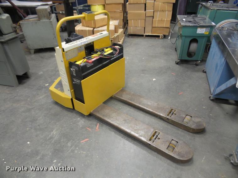 image for item DK9386 Yale pallet jack