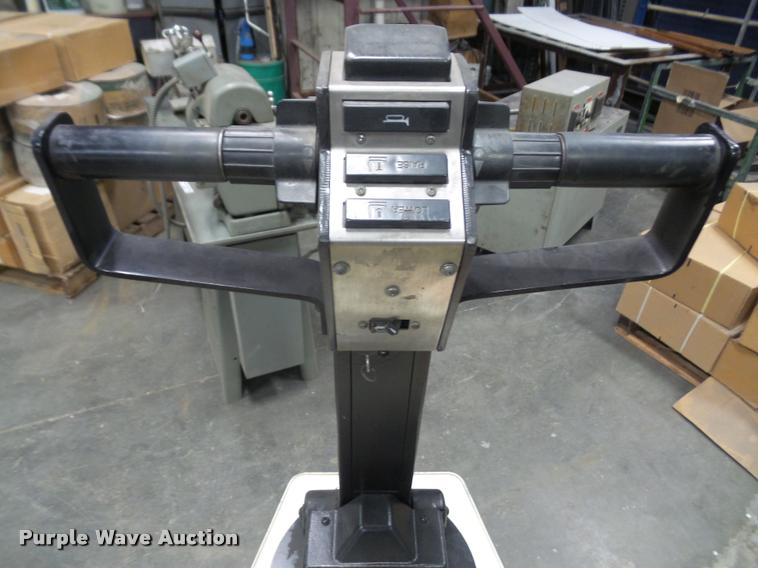 image for item DK9386 Yale pallet jack