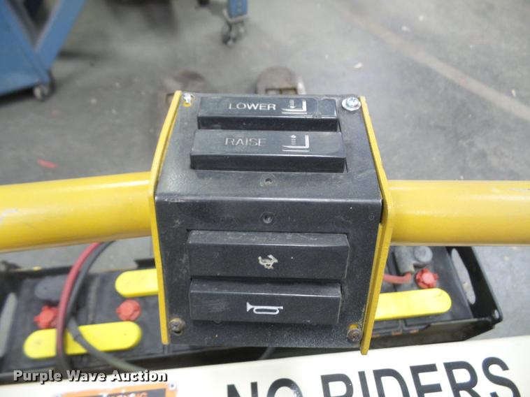 image for item DK9386 Yale pallet jack