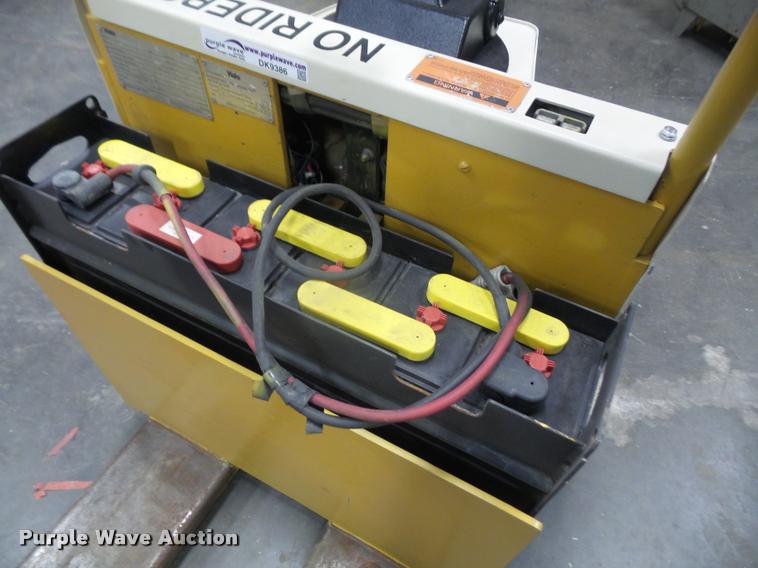 image for item DK9386 Yale pallet jack