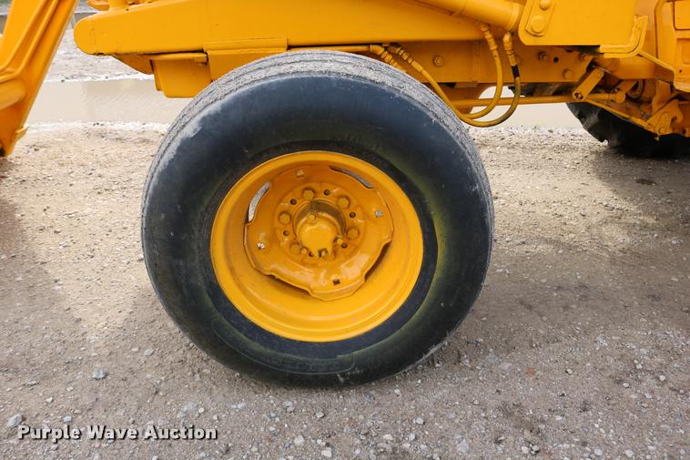 image for item DM9334 1974 John Deere JD301 tractor