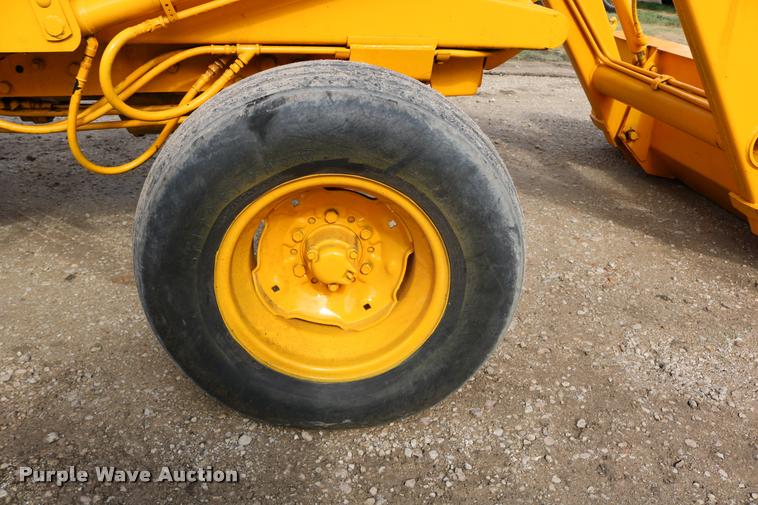 image for item DM9334 1974 John Deere JD301 tractor