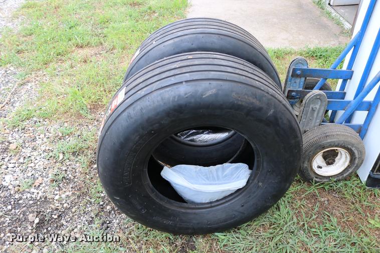 image for item DM9334 1974 John Deere JD301 tractor