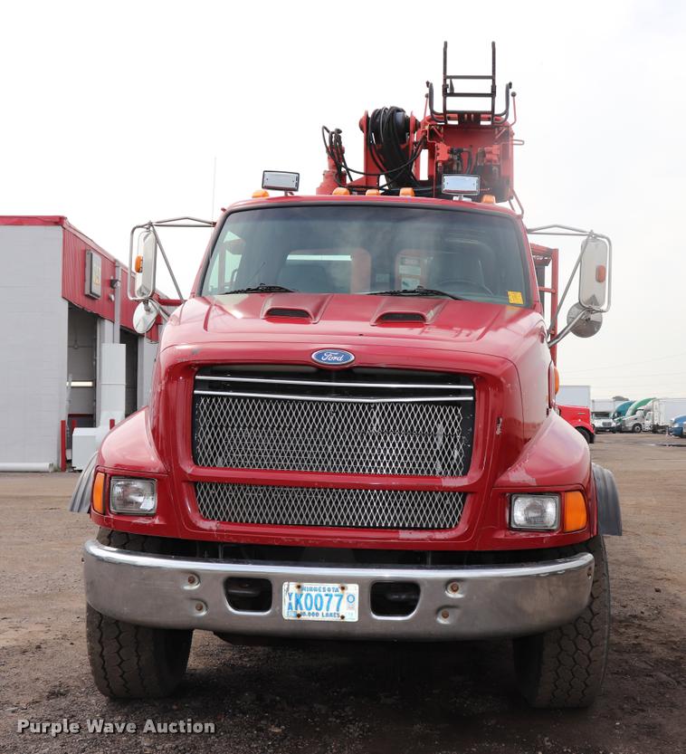 image for item DQ9476 1997 Ford LT9513 Louisville 113 crane truck