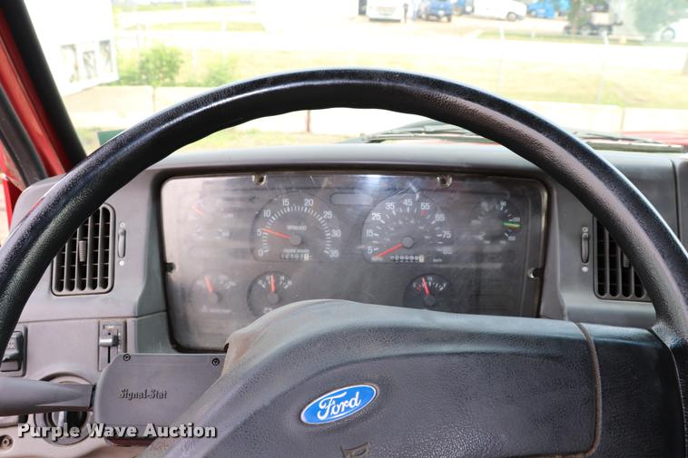 image for item DQ9476 1997 Ford LT9513 Louisville 113 crane truck