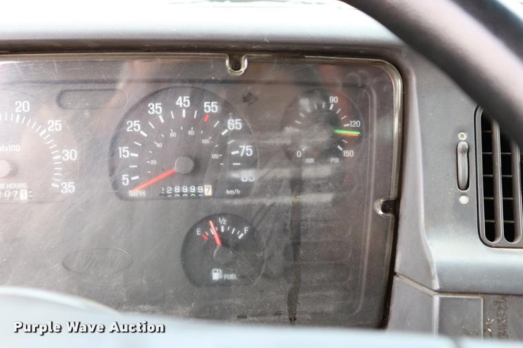 image for item DQ9476 1997 Ford LT9513 Louisville 113 crane truck