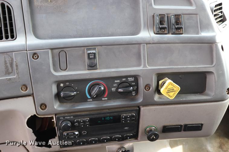 image for item DQ9476 1997 Ford LT9513 Louisville 113 crane truck